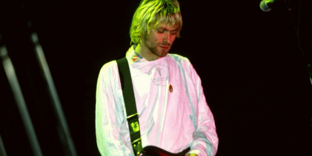 Baju Rumah Sakit Musisi Ini Dilelang Seharga Mobil! thumbnail